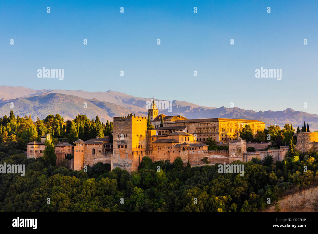 Vue de l'Alhambra, Site du patrimoine mondial de l'UNESCO, et de la Sierra Nevada, Granada, Andalousie, Espagne, Europe Banque D'Images