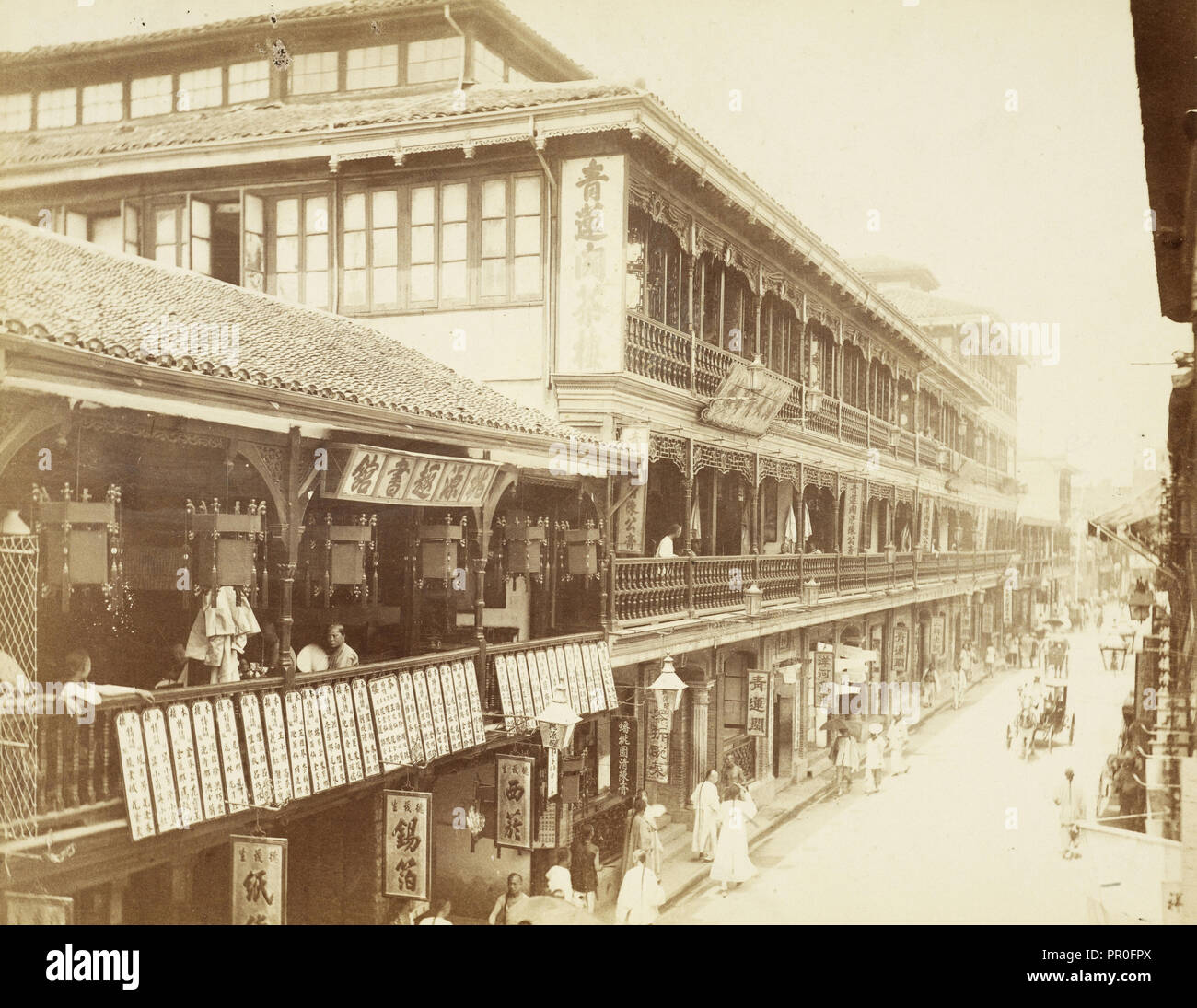 Vue vers le bas une rue commerciale, à Shanghai, d'albumen, 188- ?, vue vers le bas la rue Nanjing Banque D'Images
