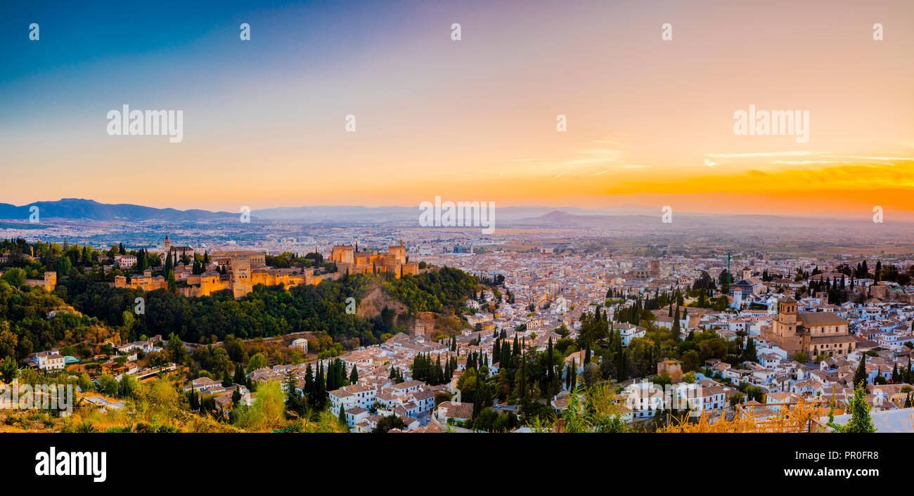 Vue de l'Alhambra, Site du patrimoine mondial de l'UNESCO, et de la Sierra Nevada au crépuscule, Grenade, Andalousie, Espagne, Europe Banque D'Images