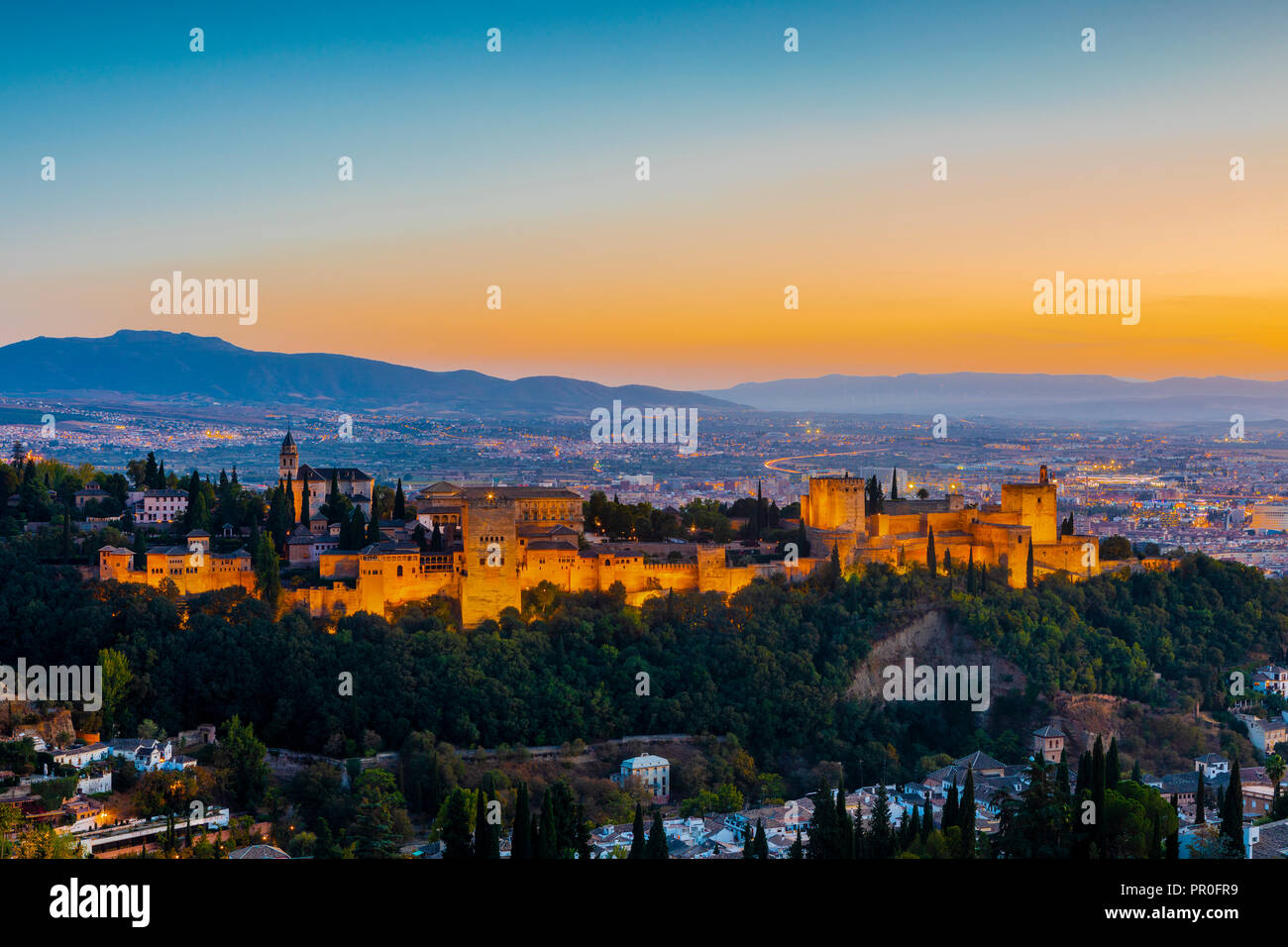 Vue de l'Alhambra, Site du patrimoine mondial de l'UNESCO, et de la Sierra Nevada au crépuscule, Grenade, Andalousie, Espagne, Europe Banque D'Images