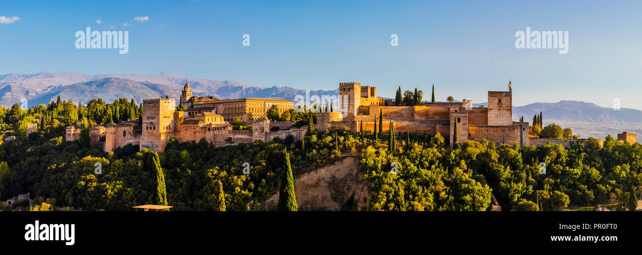 Vue panoramique de l'Alhambra, Site du patrimoine mondial de l'UNESCO, et de la Sierra Nevada, Granada, Andalousie, Espagne, Europe Banque D'Images