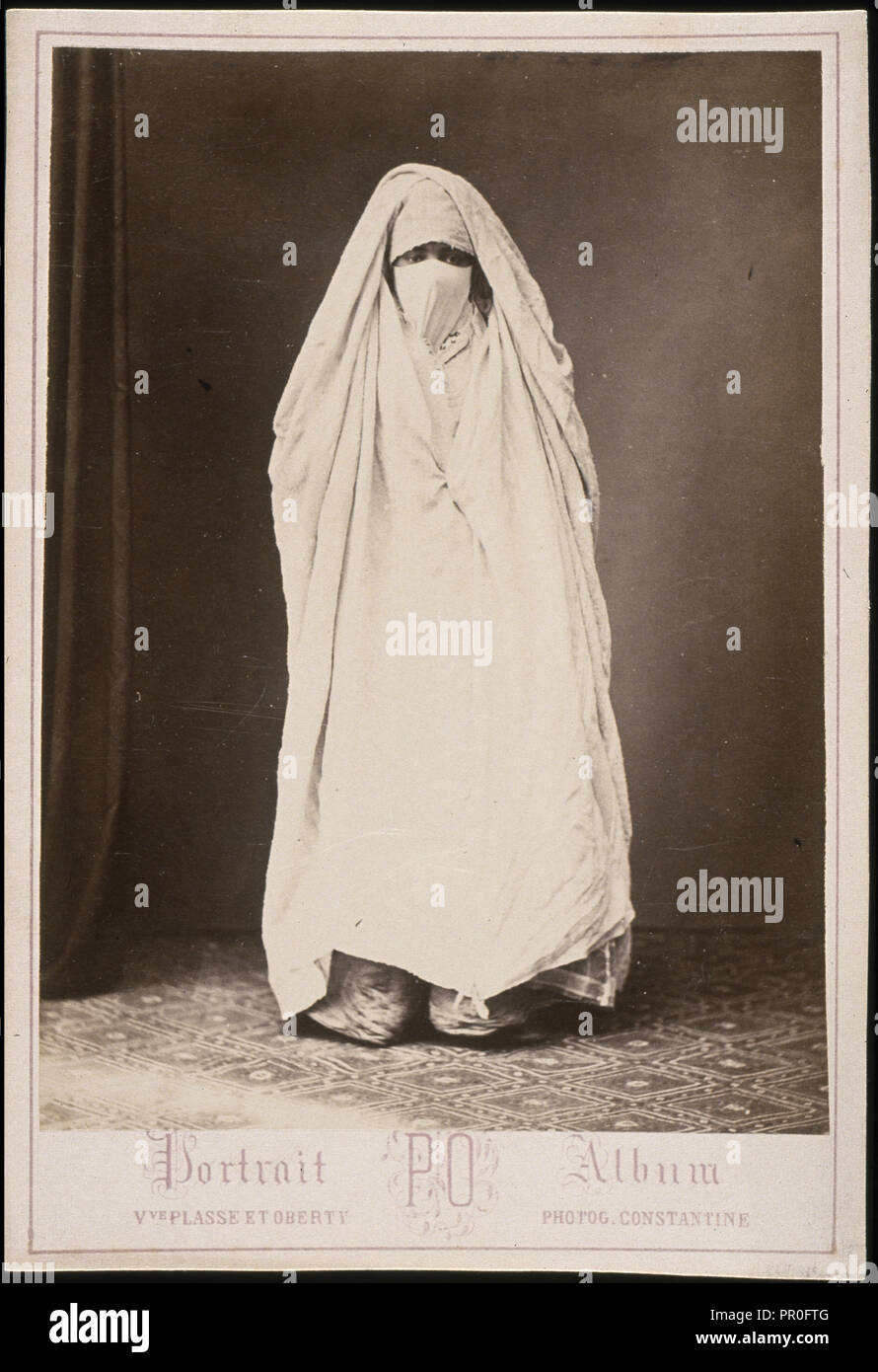 Femme voilée, debout, villes et sites cabinet card collection, Veuve Plasse et Oberty, d'albumen, après 1867, l'Album Portrait Banque D'Images