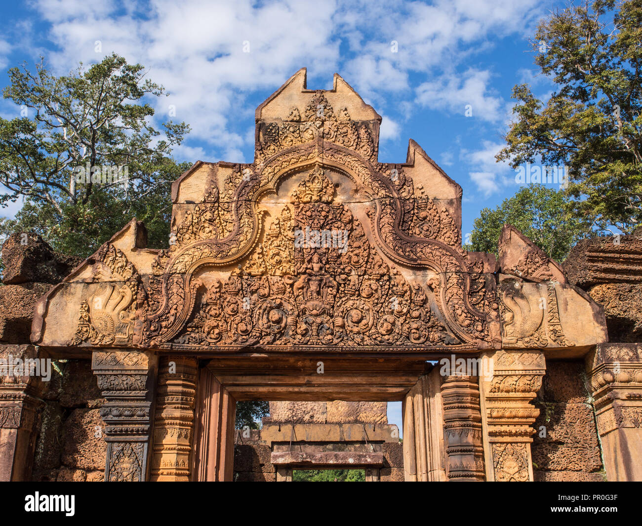 Le grès couleur terre cuite temple de Banteay Srei, Angkor, Site du patrimoine mondial de l'UNESCO, Siem Reap, Cambodge, Indochine, Asie du Sud-Est, l'Asie Banque D'Images