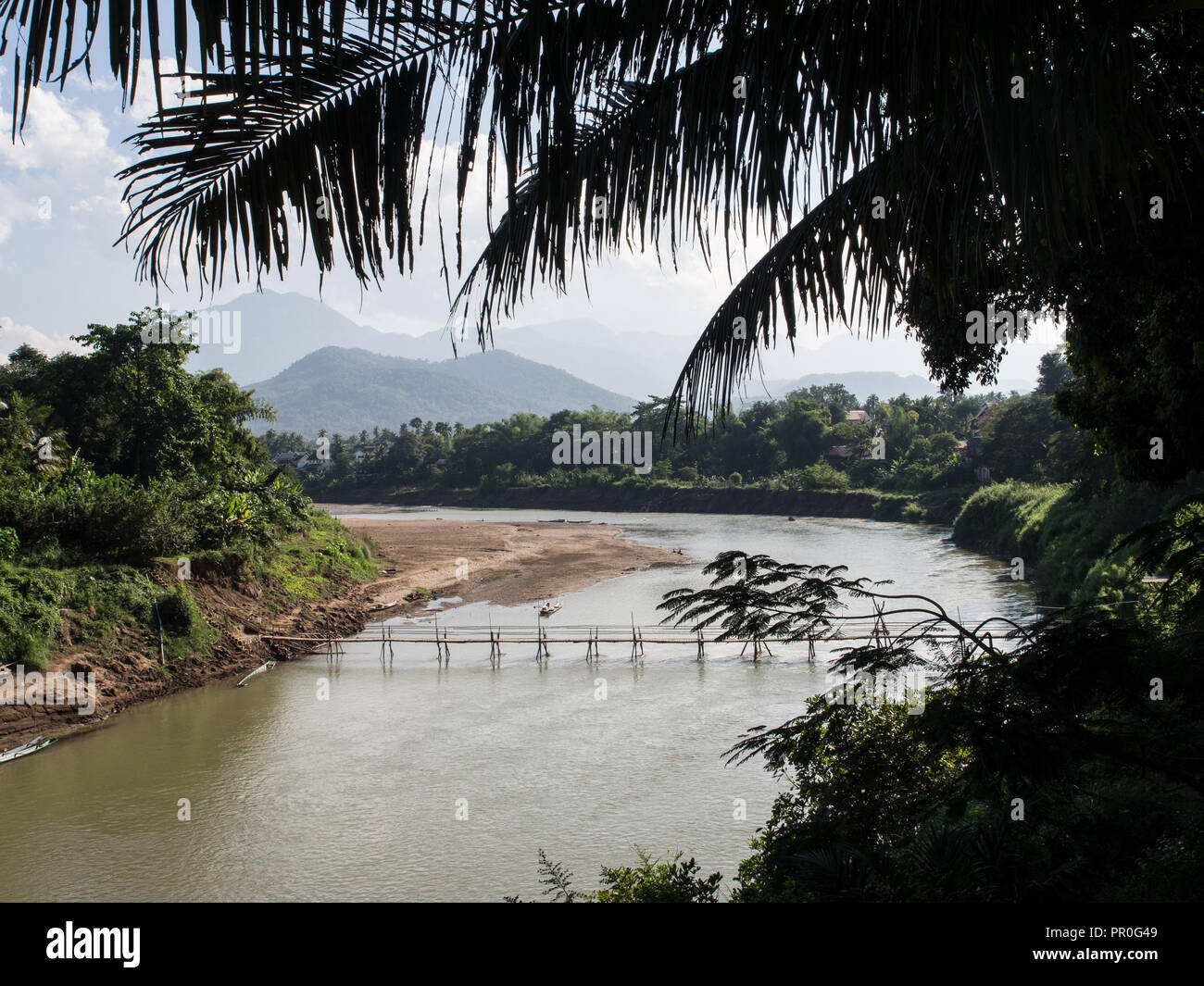 La rivière Nam Kang avec montagnes, pont de bambou, et des palmiers, Luang Prabang, Laos, Indochine, Asie du Sud, Asie Banque D'Images