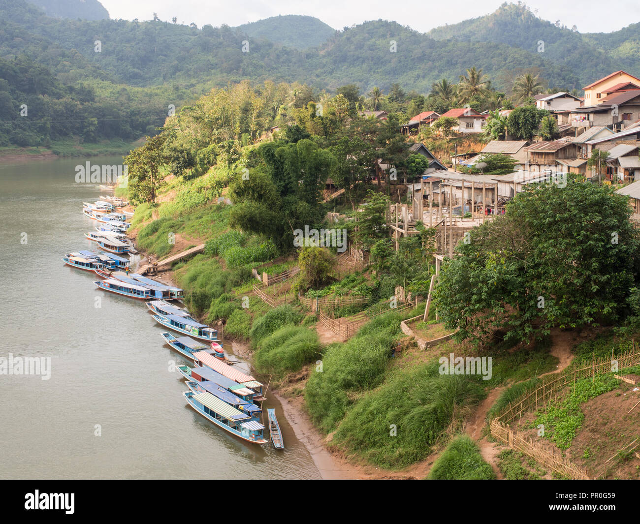 Bateaux sur la rivière Nam Ou, Nong Khiaw, Laos, Indochine, Asie du Sud-Est, l'Asie Banque D'Images