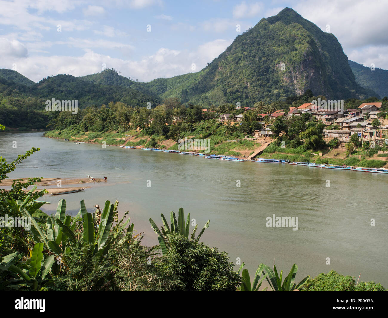 Village, rivière, et les montagnes, Nong Khiaw, Laos, Indochine, Asie du Sud-Est, l'Asie Banque D'Images