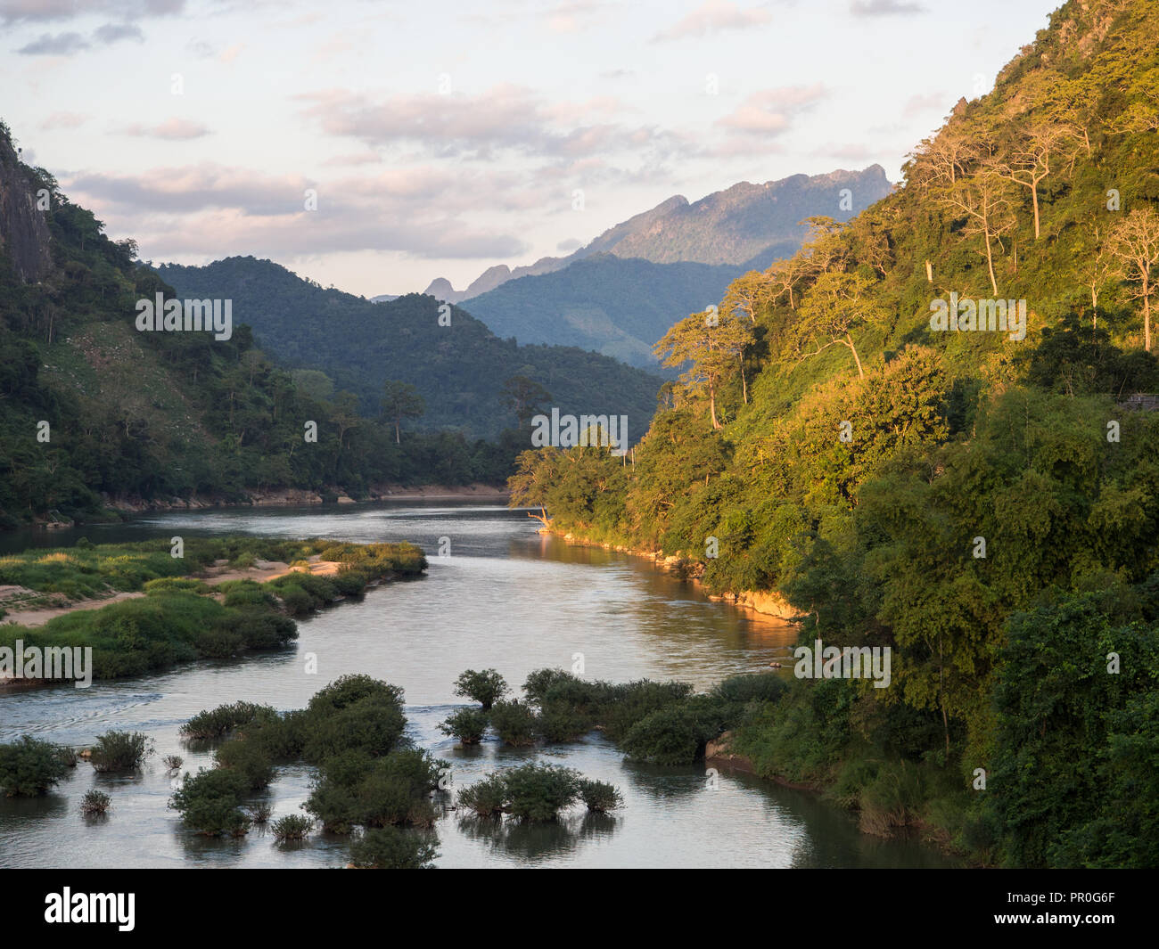 Vue des montagnes et de la rivière Nam Ou, Nong Khiaw, Laos, Indochine, Asie du Sud-Est, l'Asie Banque D'Images