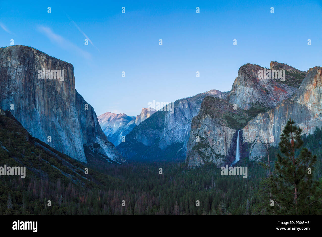 La Vallée Yosemite et Bridalveil Fall de vue de Tunnel, Yosemite National Park, site du patrimoine mondial de l'UNESCO, en Californie, États-Unis d'Amérique Banque D'Images