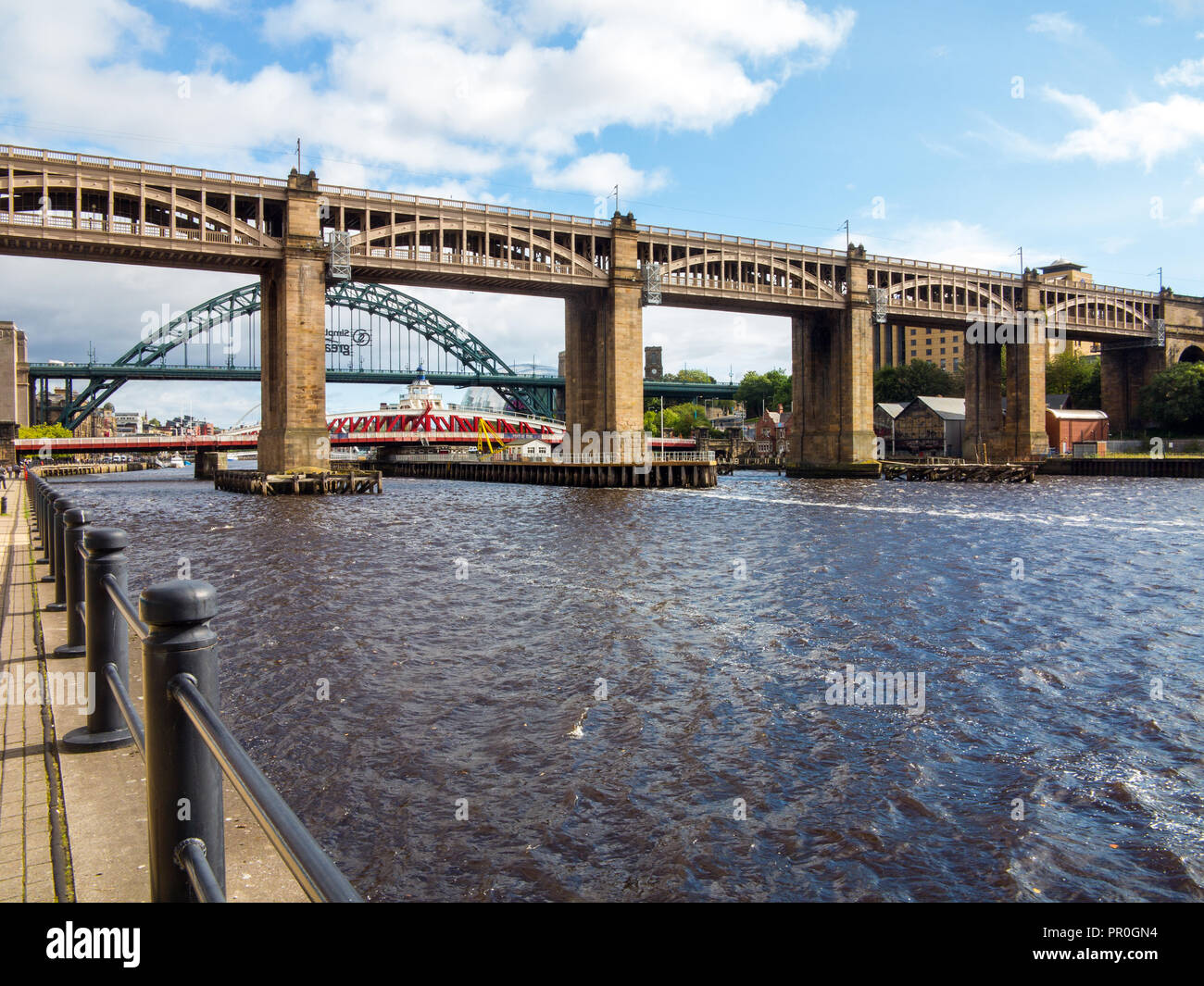 La grande route et rail pont sur la rivière Tyne avec le Tyne Bridge en arrière-plan Newcastle upon Tyne England UK Banque D'Images