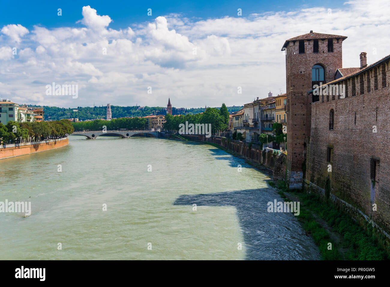 Vue sur la rivière avec un pont et château Castelvecchio, un Moyen Âge château en brique rouge sur la rive droite de l'Adige, Vérone, Vénétie, Italie, Europe Banque D'Images