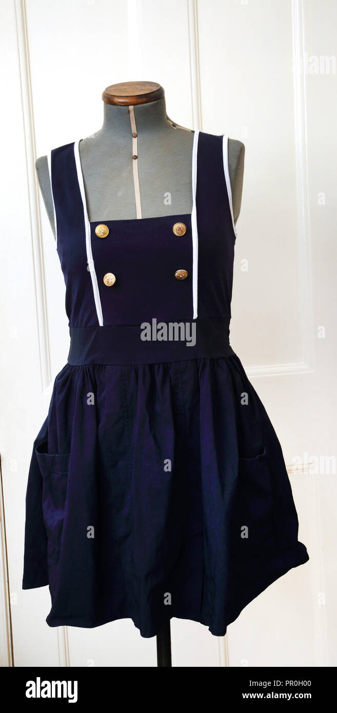 Robe style marin bleu marine sur mannequin Photo Stock - Alamy
