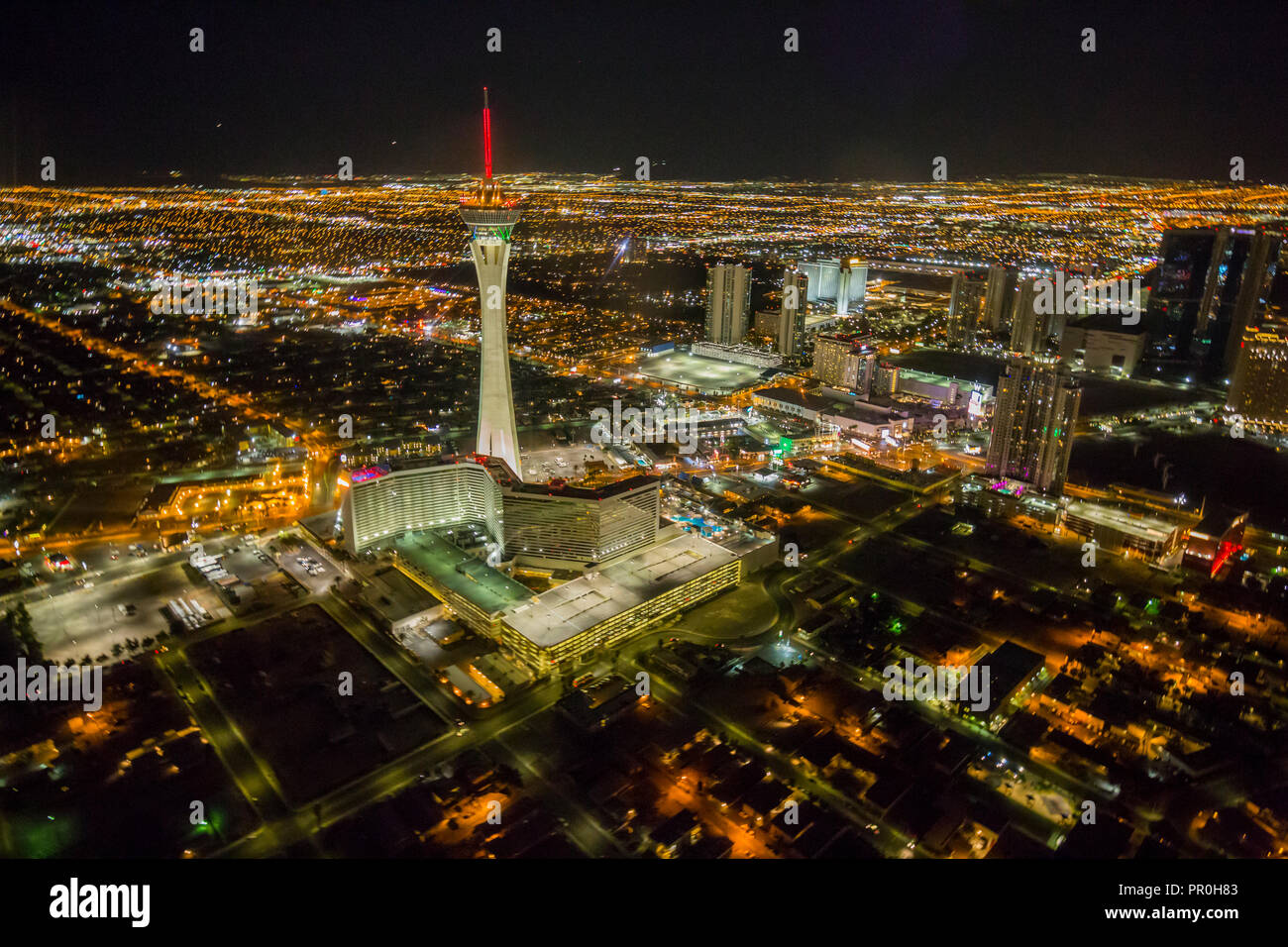 Vue sur Las Vegas et la stratosphère Tower à partir d'hélicoptères de la nuit, Las Vegas, Nevada, États-Unis d'Amérique, Amérique du Nord Banque D'Images