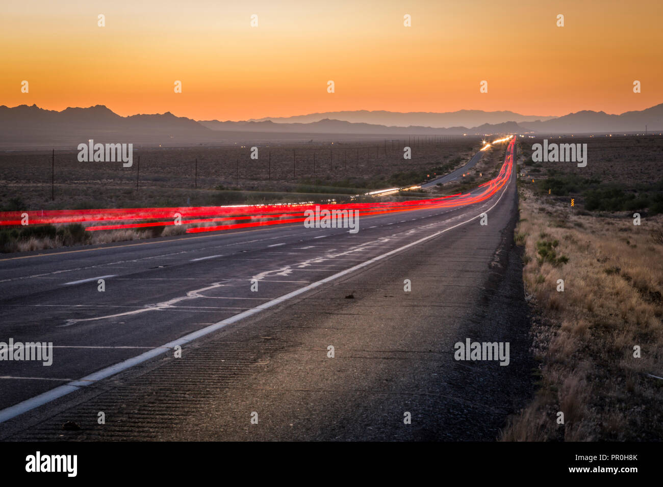 Sentier de phares sur la route 93, Arizona, États-Unis d'Amérique, Amérique du Nord Banque D'Images