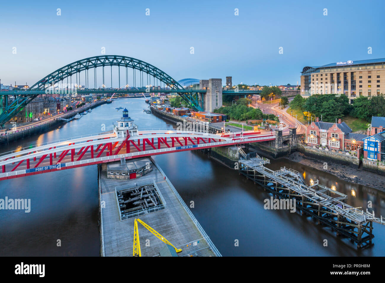 Vue sur le Tyne Bridge, pont tournant, et à la tombée de la rivière Tyne, Newcastle-upon-Tyne, Tyne et Wear, Angleterre, Royaume-Uni, Europe Banque D'Images