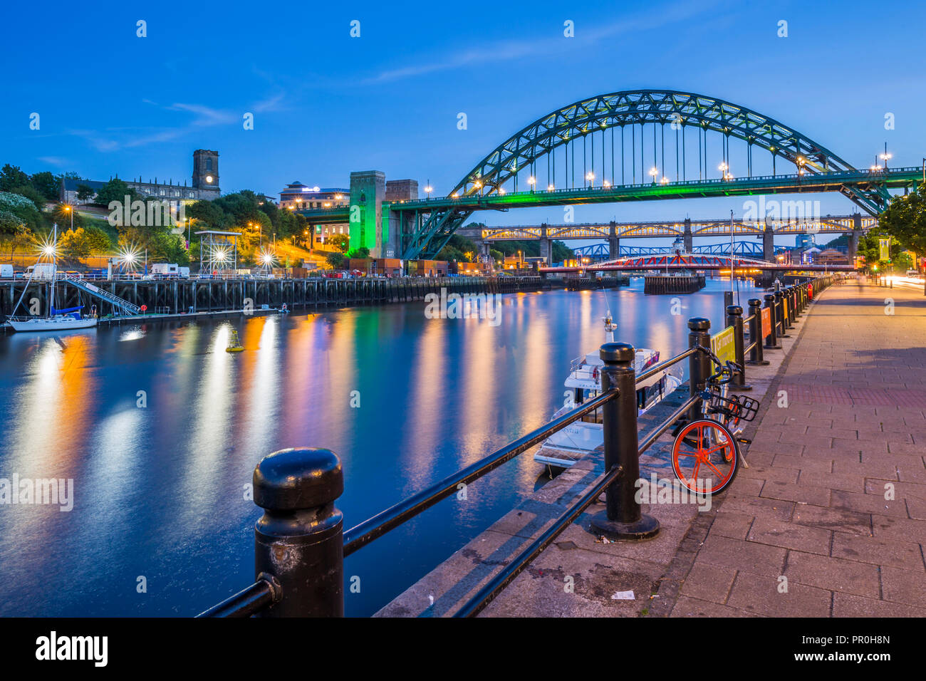 Vue de la rivière Tyne et Tyne Bridge at Dusk, Newcastle-upon-Tyne, Tyne et Wear, Angleterre, Royaume-Uni, Europe Banque D'Images