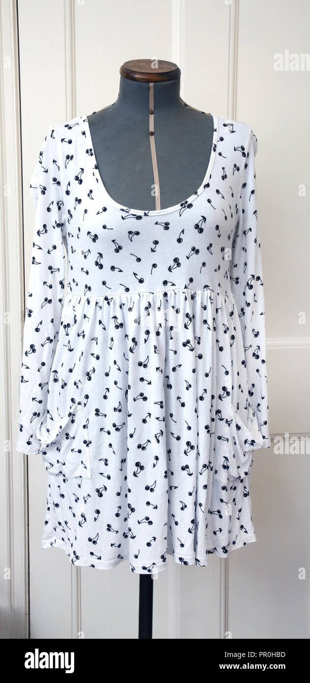 Robe blanche avec motif cerise noire Banque D'Images