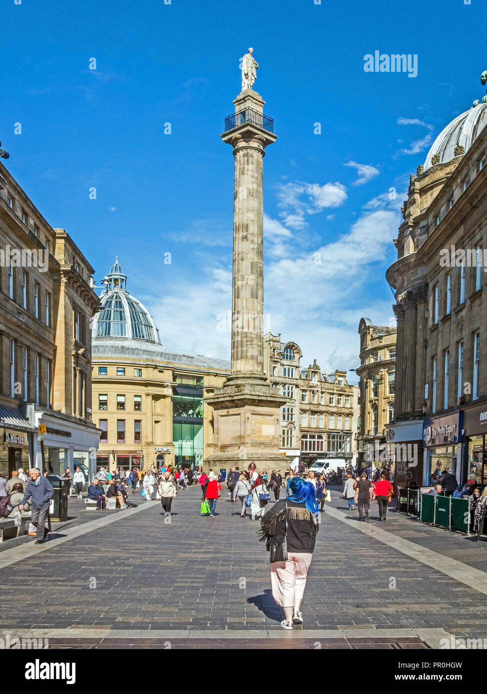 Grey's Monument au sommet de Grey Street dans la ville de Newcastle Upon Tyne construit pour commémorer le comte Grey avec les consommateurs et les touristes Banque D'Images