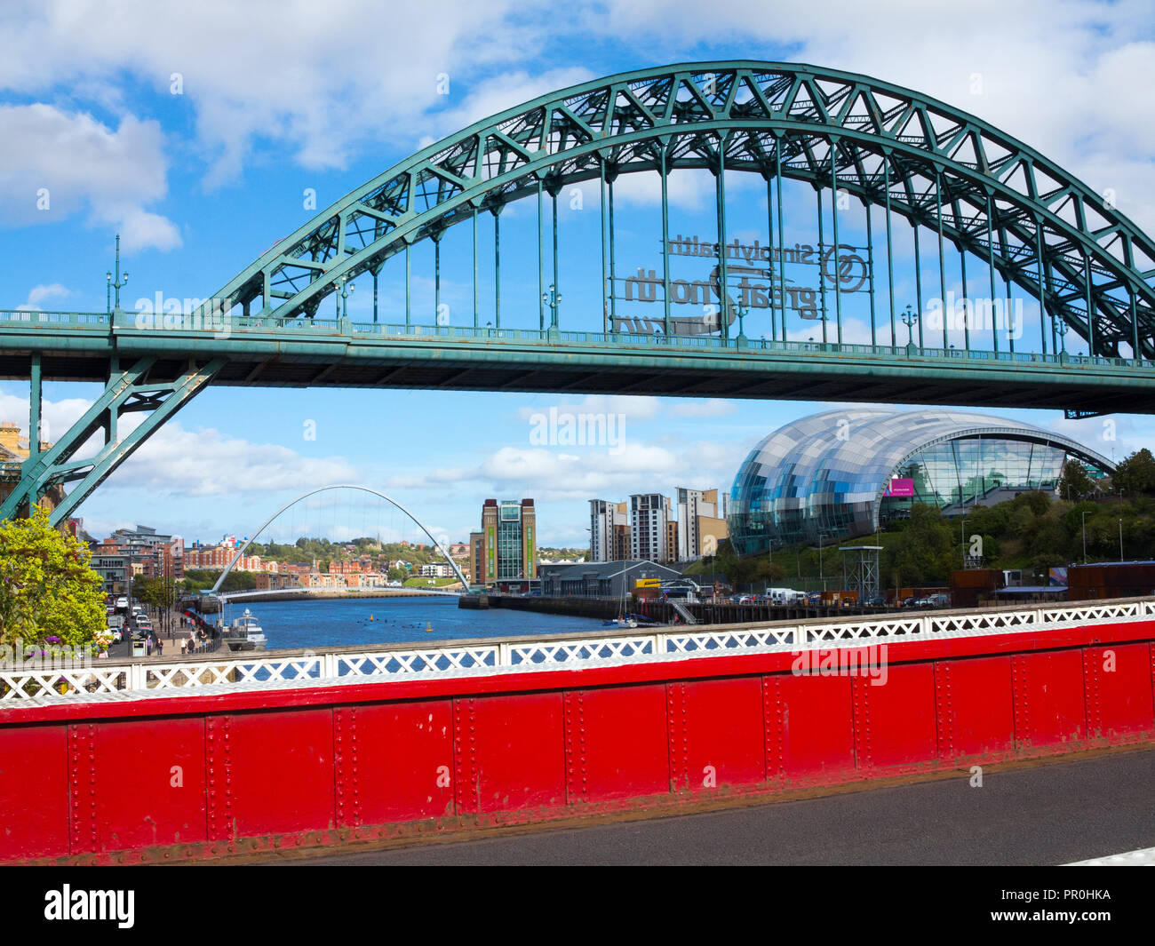Vue sur le Tyne Bridge et Millennium Bridge tiré du pont tournant, sur la rivière Tyne Newcastle upon Tyne England UK Banque D'Images