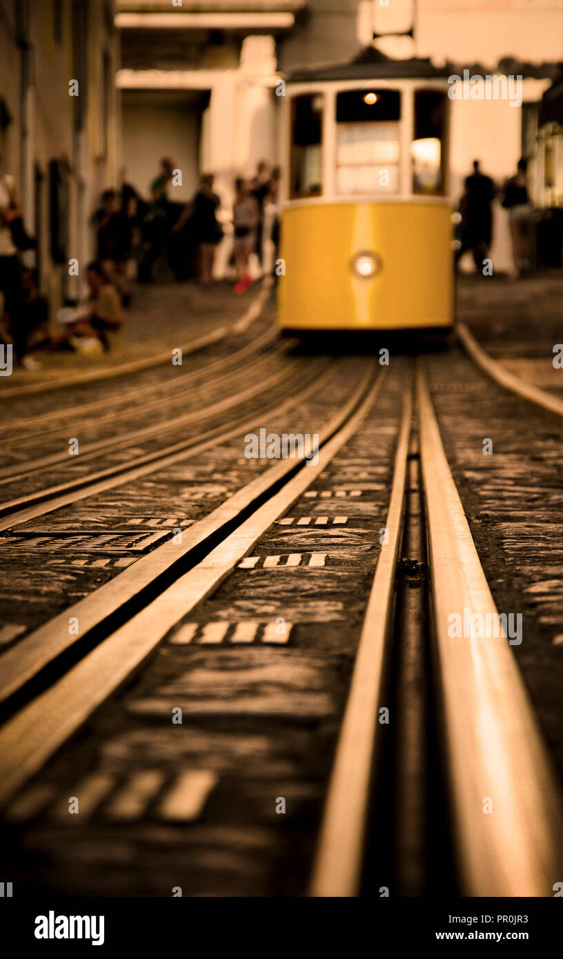 Détail avec rail de tramway tramway jaune dans la Rua da Bica, Lisbonne, Portugal Banque D'Images