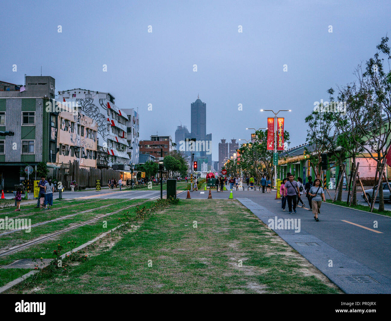 23 février 2018, Kaohsiung Taiwan : Pier 2 Art District Street view avec des toits de Kaohsiung en arrière-plan avec 85 Sky Tower à Taiwan Banque D'Images