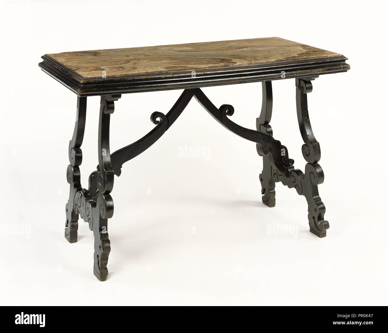 Table, Toscane, Italie, probablement ; 17e siècle ; noyer noirci avec une floraison en médaillon, albâtre alabastro fiorito) Banque D'Images
