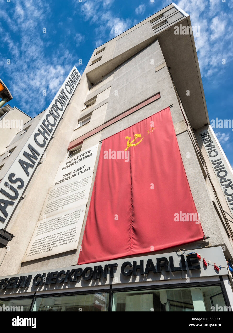 Berlin, Allemagne - le 28 mai 2017 : Le dernier drapeau Kremlin à Checkpoint Charlie Mauermuseum - Museum Haus - Musée du Mur de Berlin, Allemagne, Europe. Banque D'Images