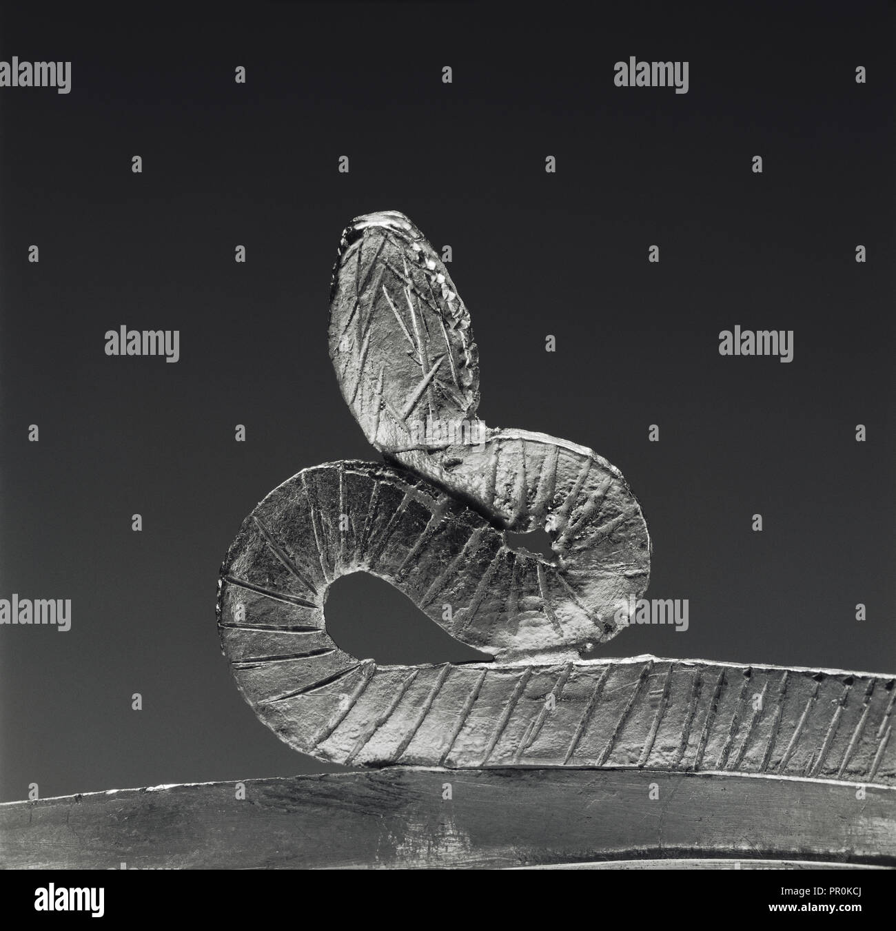 Bracelet de bras supérieur sous la forme d'un serpent enroulé ; Egypte ; 220 - 100 avant J.C ; Bracelet : Or, la broche de fixation : alliage de cuivre ; 6,5 × 7,8 Banque D'Images