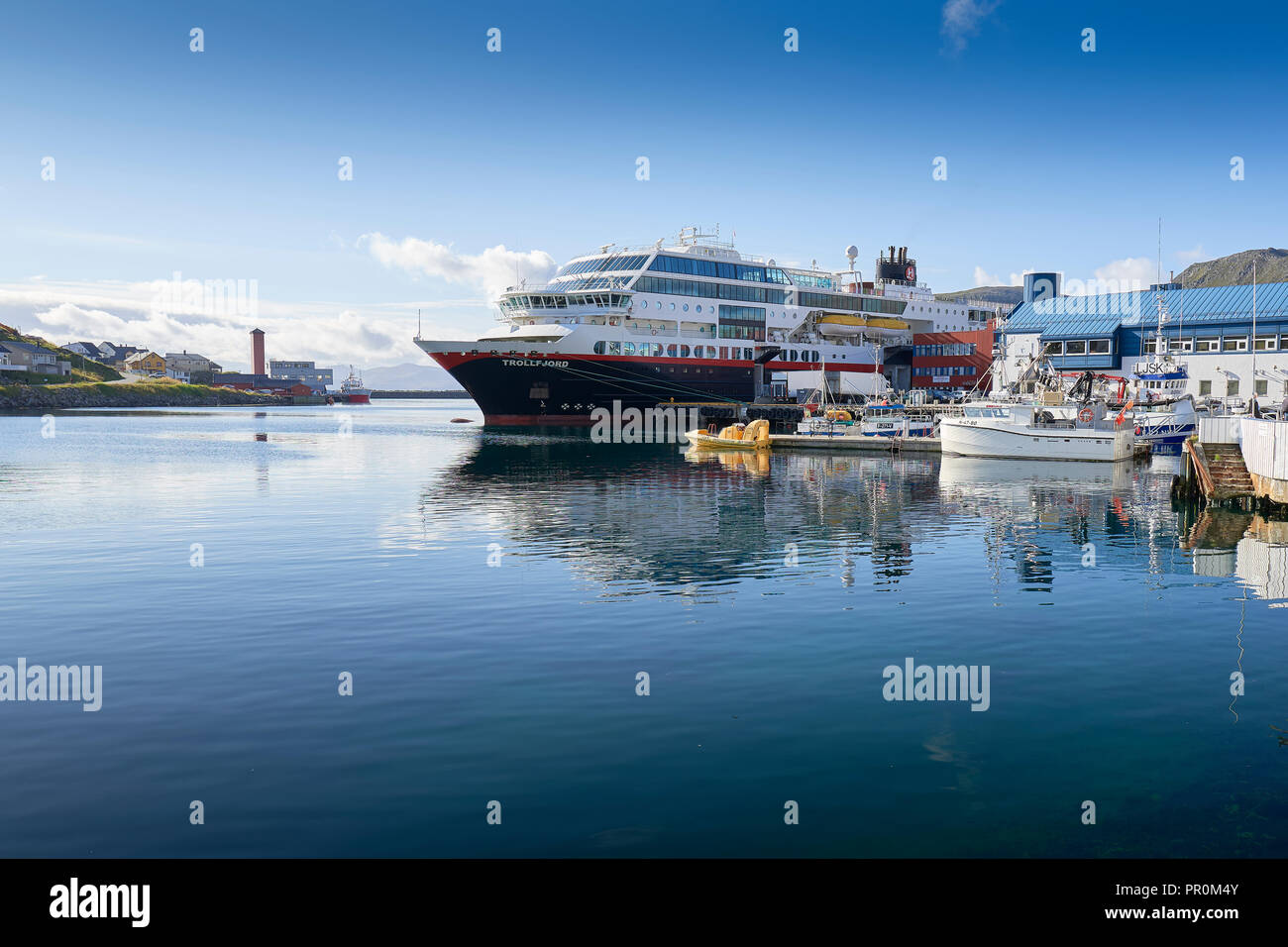 Le navire Hurtigruten norvégien, MS TROLLFJORD, amarré dans le comté de Finnmark, Honningsvåg, la Norvège. Banque D'Images