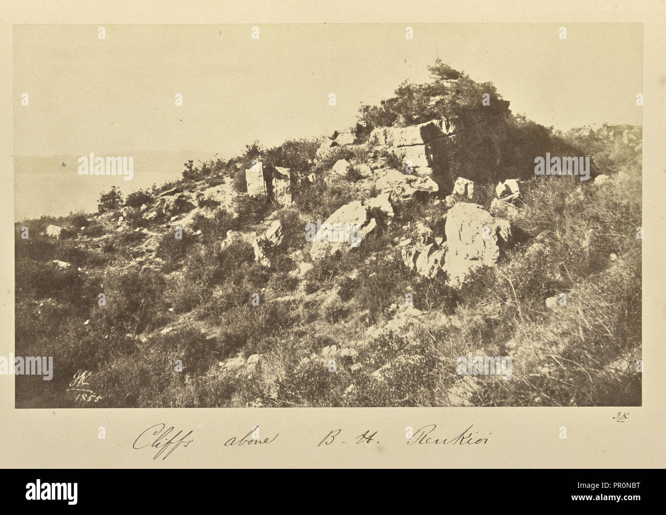Au-dessus des falaises de LA B.H. Renkioi ; John Kirk, Écossais, 1832 - 1922, Renkioi, Turquie ; 1855 ; à l'albumine argentique Banque D'Images