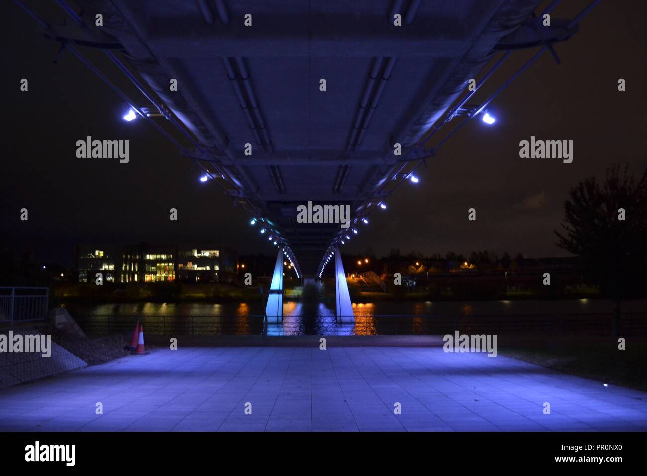 Suppression de l'image nuit beau pont infini tandis qu'allumé, à Stockton-on-Tees, Teesside, UK. Banque D'Images