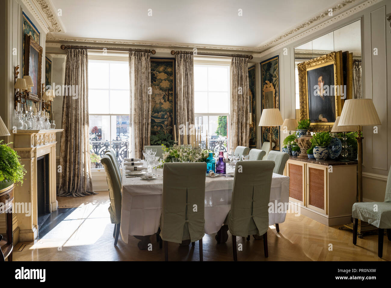Table à manger carrée avec de grandes fenêtres à guillotine et des chaises couvertes de verdure du xixe siècle avec panneaux de tapisserie Banque D'Images