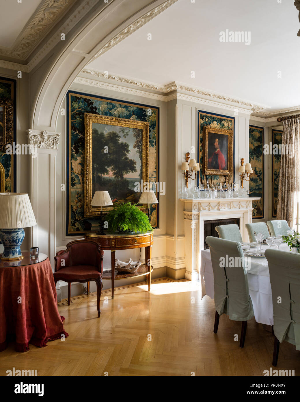 Table à manger carrée avec des peintures à l'huile et table demi-lune xixe siècle, verdure tapestry décoratifs Banque D'Images