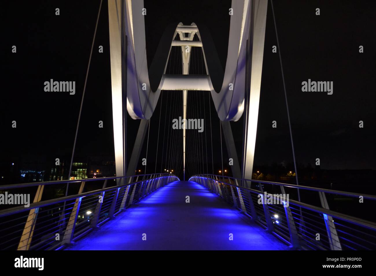 Suppression de l'image nuit beau pont infini tandis qu'allumé, à Stockton-on-Tees, Teesside, UK. Banque D'Images