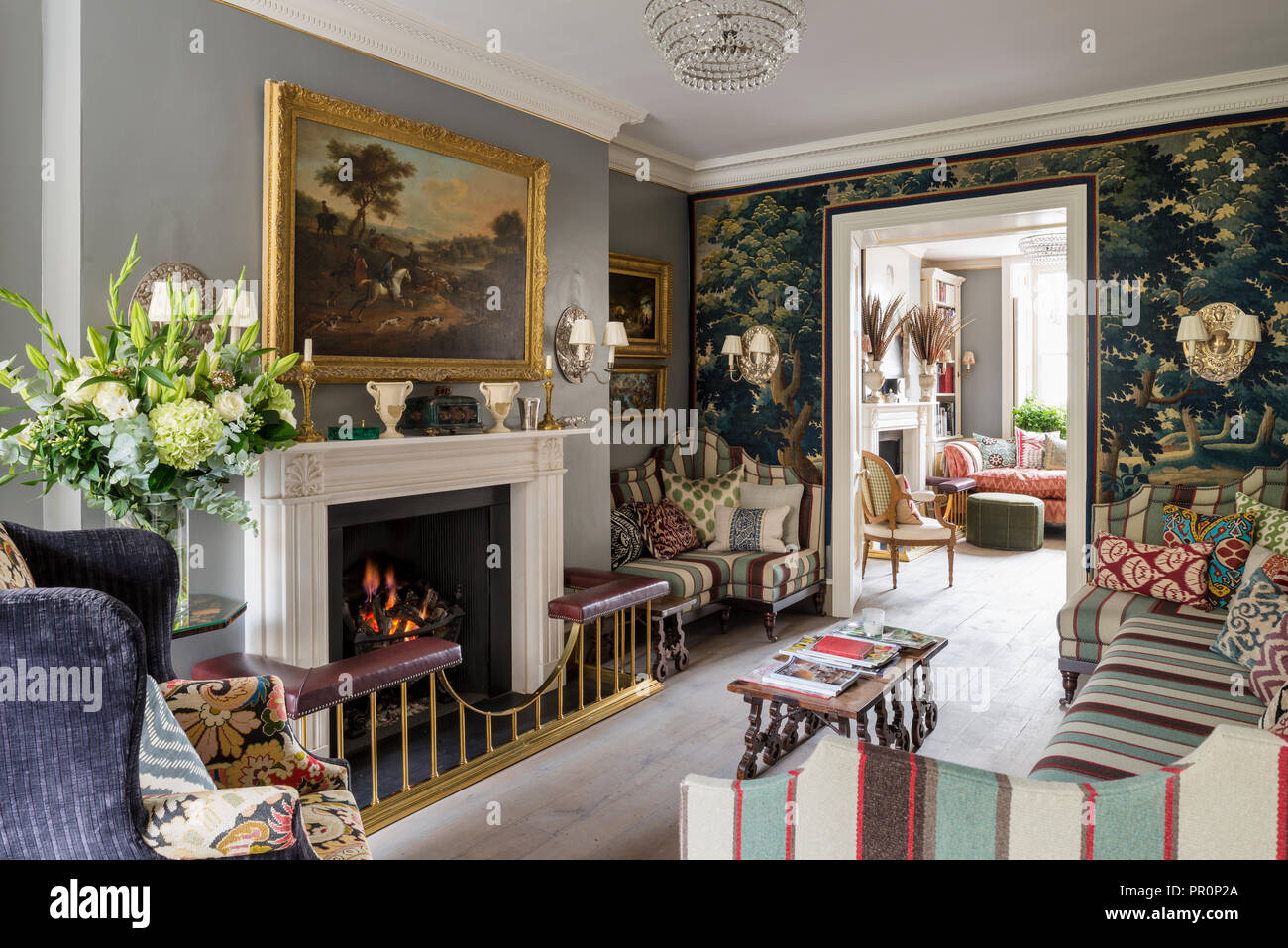 19e siècle tapisserie de verdure et de banquettes panneaux tapissés avec Andrew Martin stripe Banque D'Images