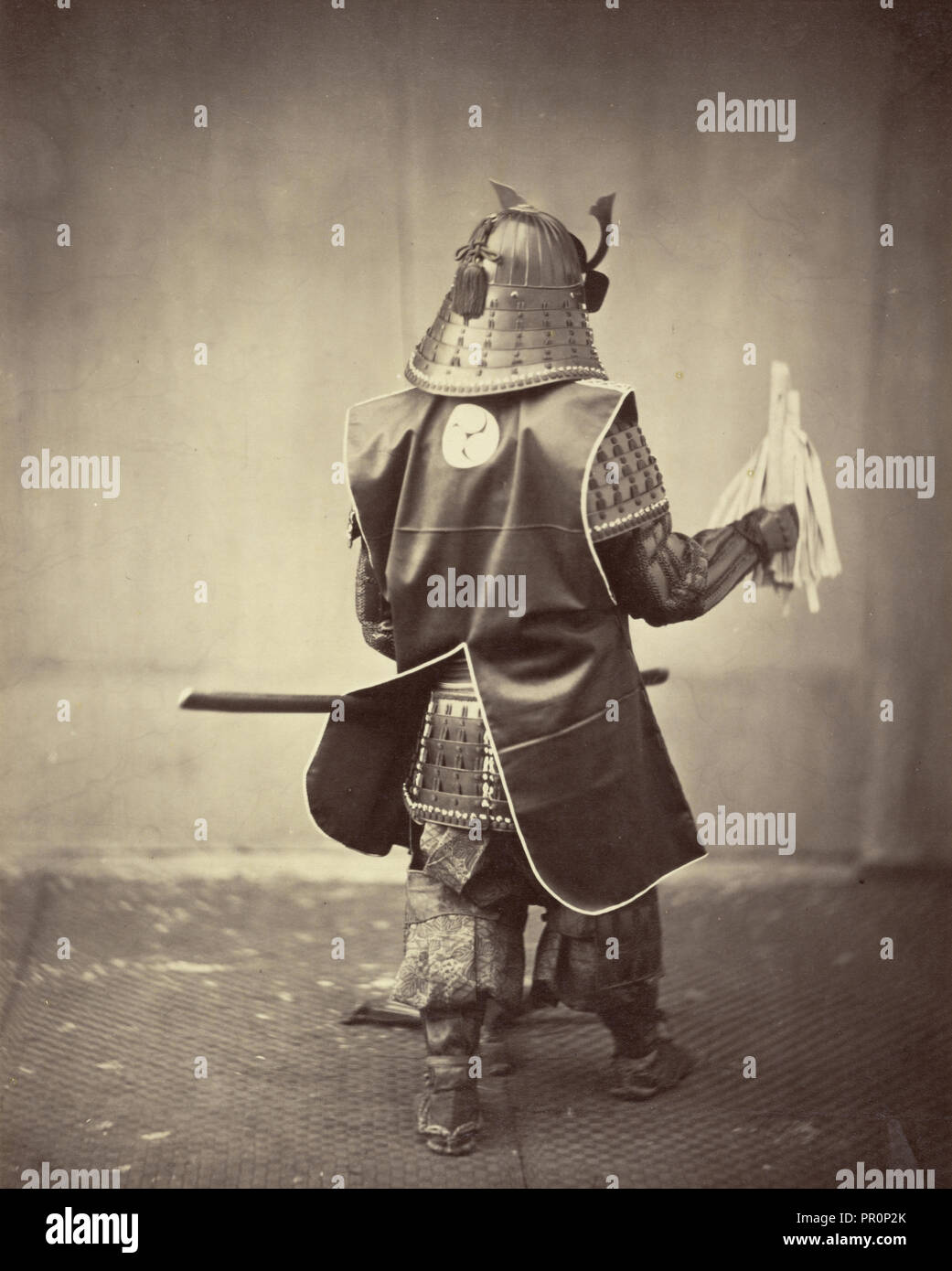 Costume de samouraï - vue arrière ; Felice Beato, 1832 - 1909, le Japon ; 1863 - 1868 ; à l'albumine argentique Banque D'Images