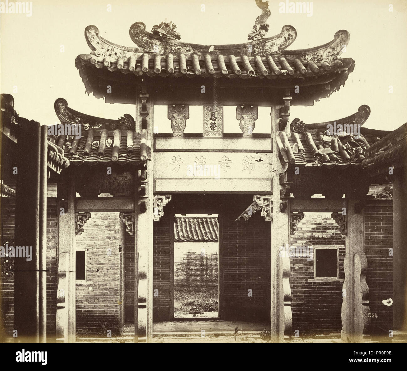 Arch dans le Temple de Confucius, Canton, Shanghai, Chine ; Felice Beato, 1832 - 1909, Henry Hering, 1814 - 1893 Banque D'Images
