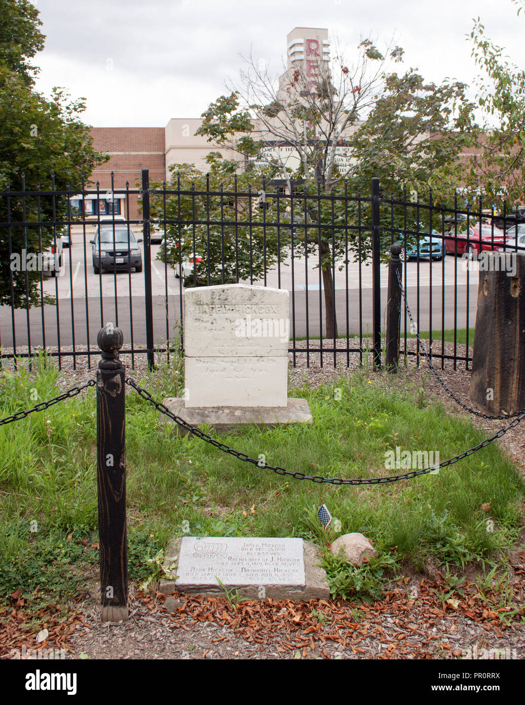 Le cimetière de la famille Hickcox à Middleburg Heights, Ohio, est conservé dans un parking de cinéma, mêlant histoire et développement moderne Banque D'Images