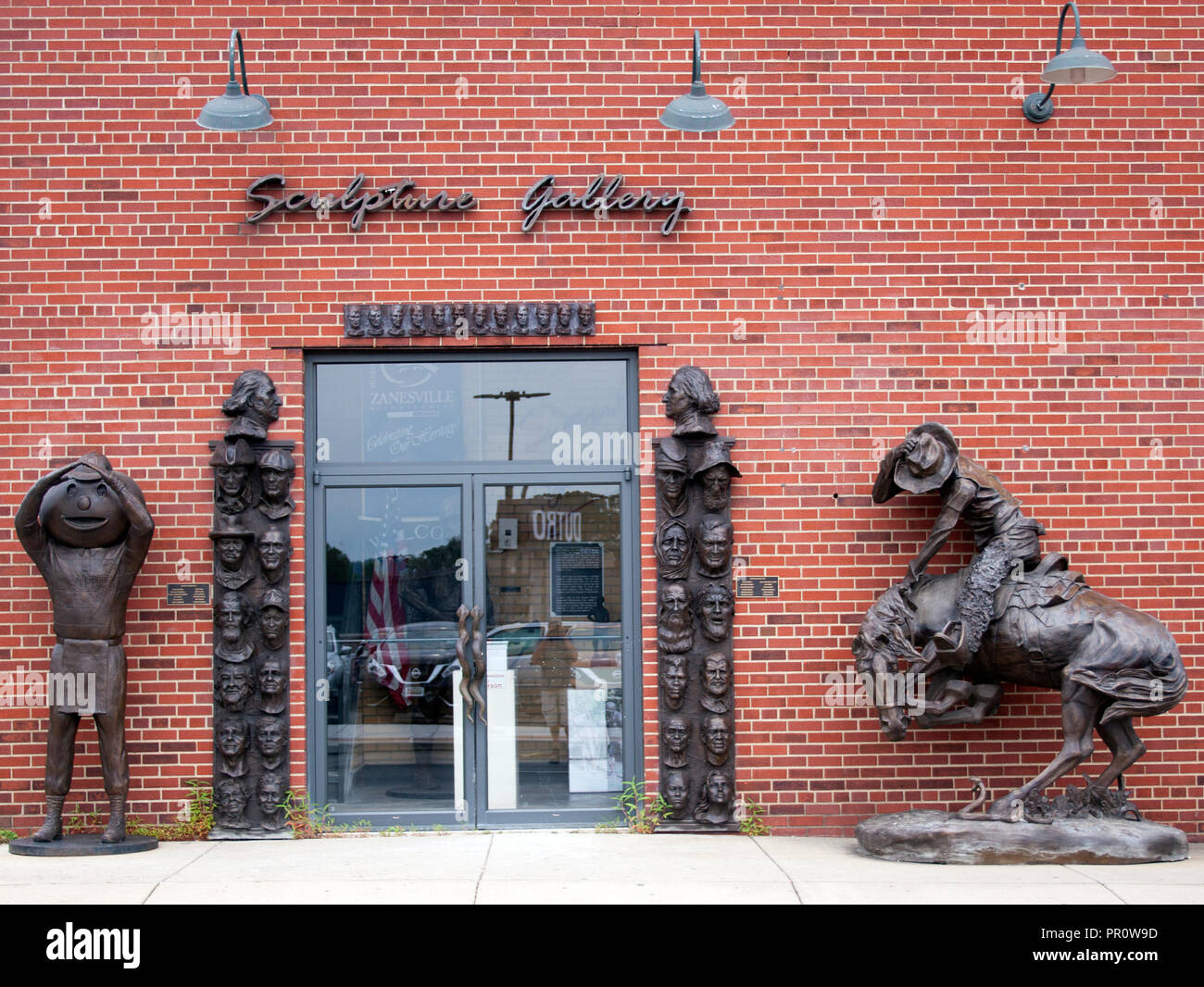 Des sculptures en bronze bordent le studio et le trottoir de l'Alan Cottrill sculpture Studio à Zanesville, OH—art in Progress rencontre la galerie publique. Banque D'Images