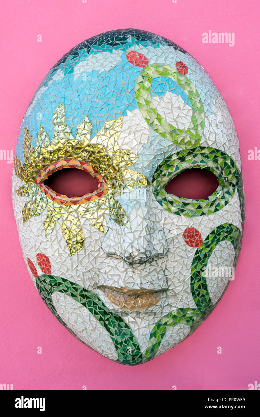 Olinda, Brésil, Pernanbuco - Juil 2018 : Papangu masques, un costume de carnaval traditionnel local, exposé au mur de la rue d'Olinda Banque D'Images