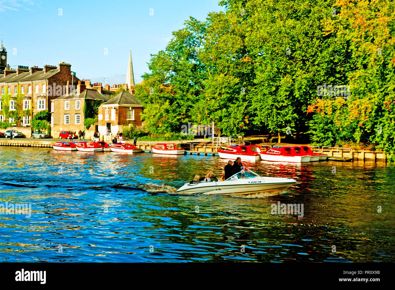 Hors-bord et bateaux rouges, Kings Staithes, rivière Ouse, York, Angleterre Banque D'Images
