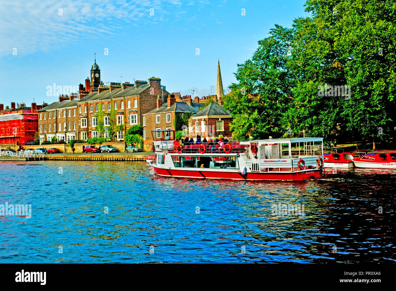 Tourboat et bateaux rouges, rivière Ouse, Kings Staithes, York, Angleterre Banque D'Images