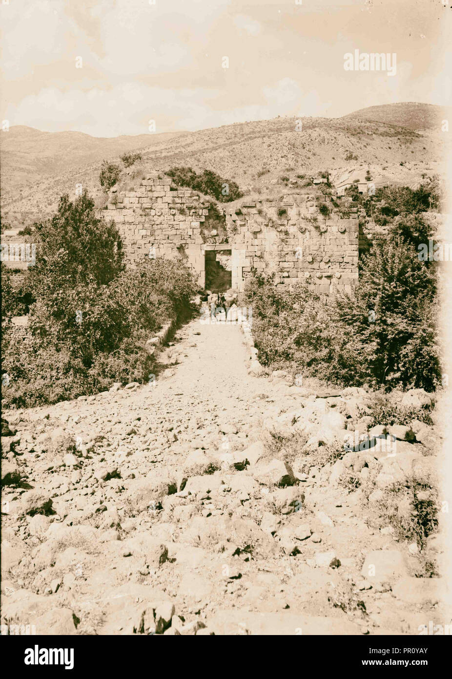 Vues du nord. Pont romain et porte de ville à Banias. 1900, Syrie, Damas Province, Bāniyās Banque D'Images