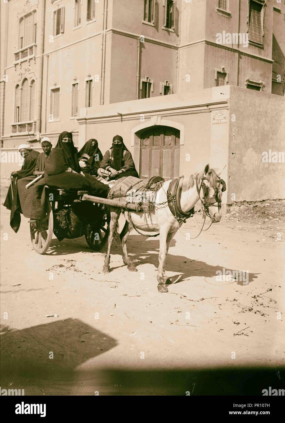Caractères égyptiens, etc. Des ânes avec les passagers. 1900, l'Égypte Banque D'Images