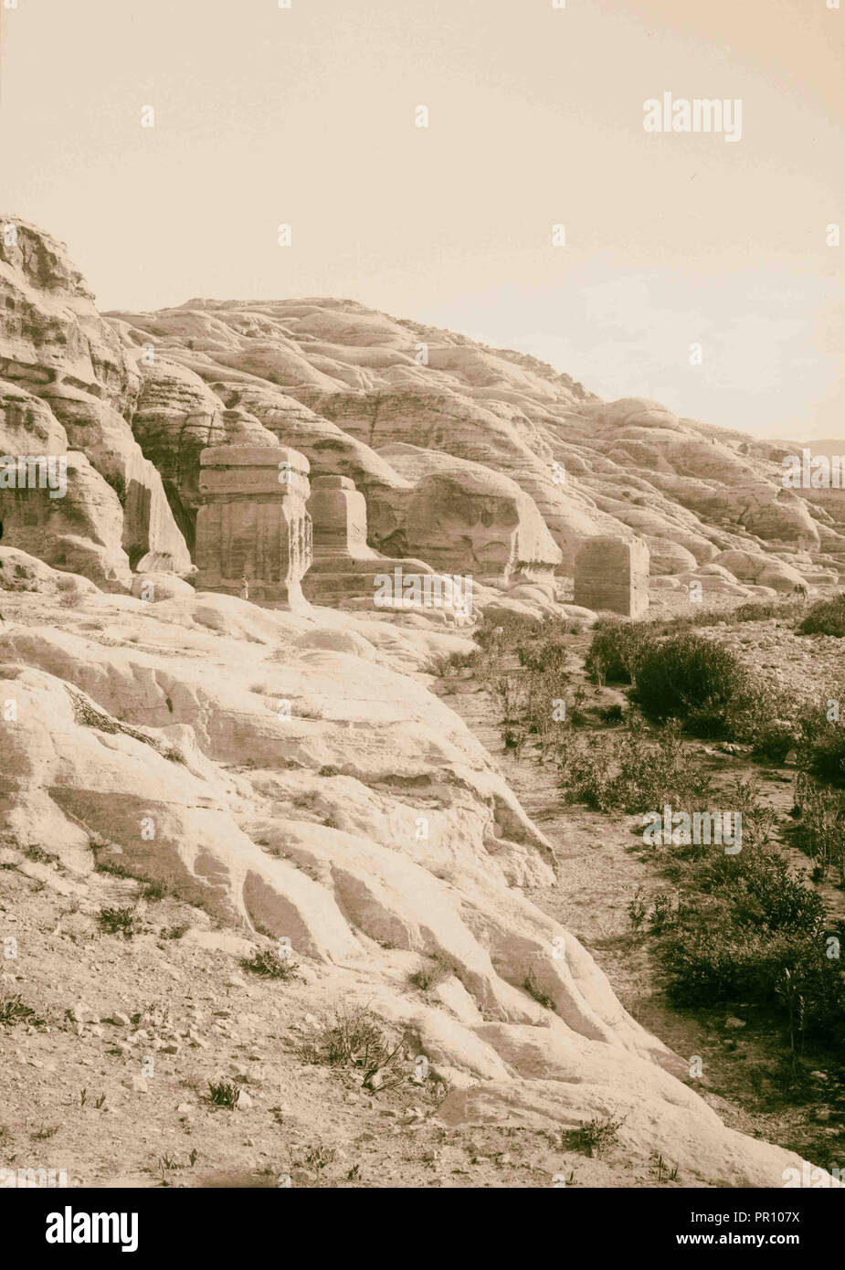 Petra en Transjordanie. Trois pylônes près de Bab. Es-Sik 1900, Jordanie, Petra, la ville disparue Banque D'Images