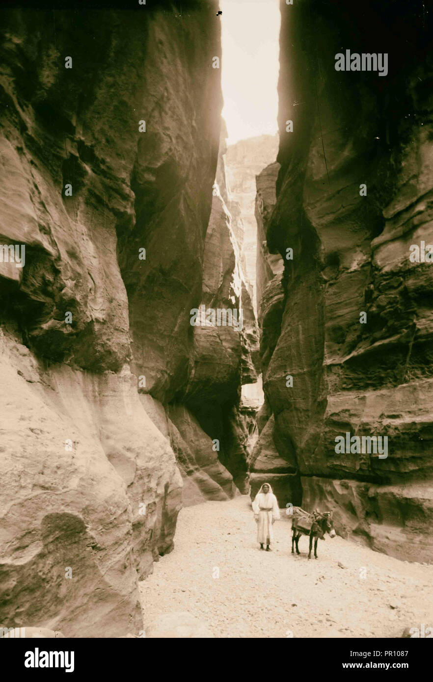 Petra en Transjordanie. Défilé étroit de la Sik. 1900, Jordanie, Petra, la ville disparue Banque D'Images