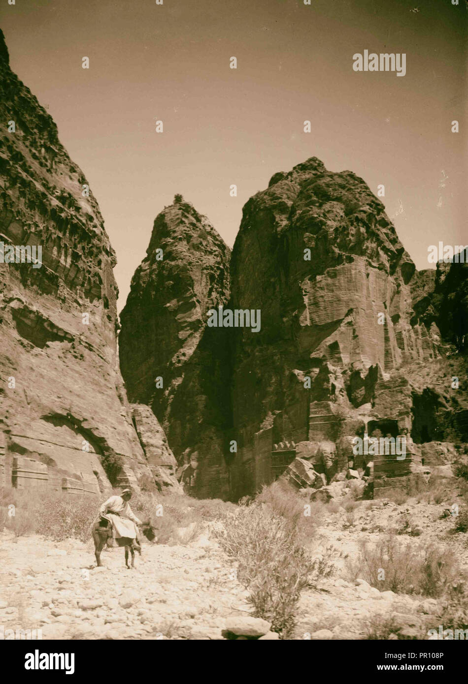Petra en Transjordanie. L'entrée ouest de la Sik. 1900, Jordanie, Petra, la ville disparue Banque D'Images