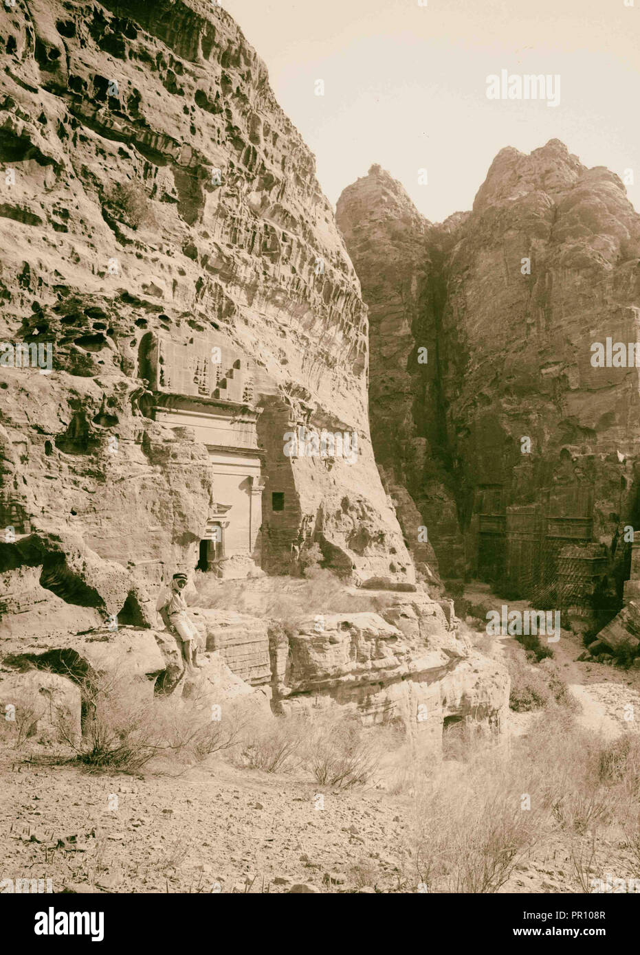 Petra en Transjordanie. Tombes à l'entrée ouest de la Sik. 1900, Jordanie, Petra, la ville disparue Banque D'Images