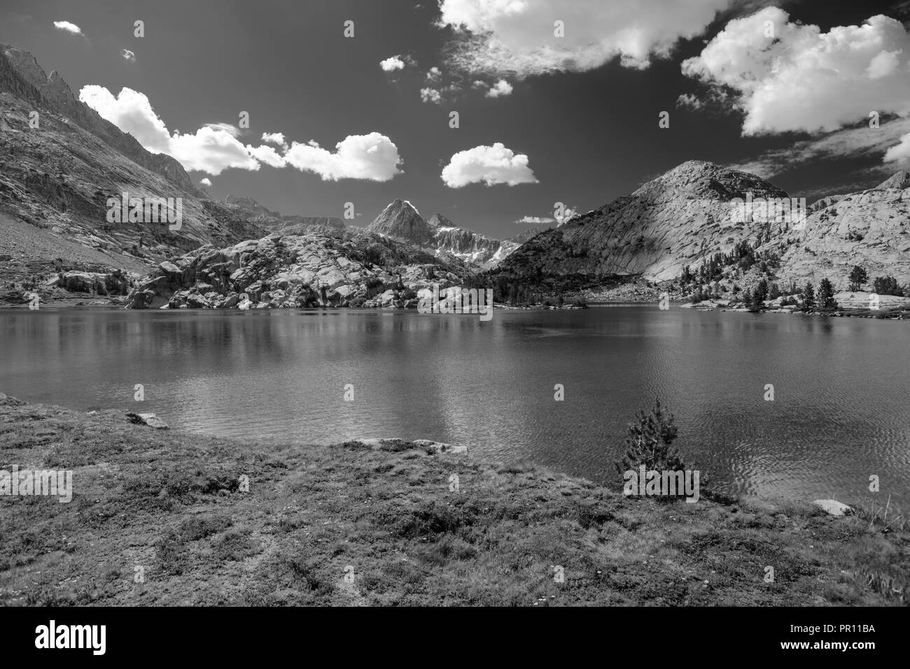 Lac de l'évolution. John Muir Trail/Pacific Crest Trail ; Sequoia Kings Canyon désert, le Parc National Kings Canyon, Sierra Nevada, en Californie, Banque D'Images