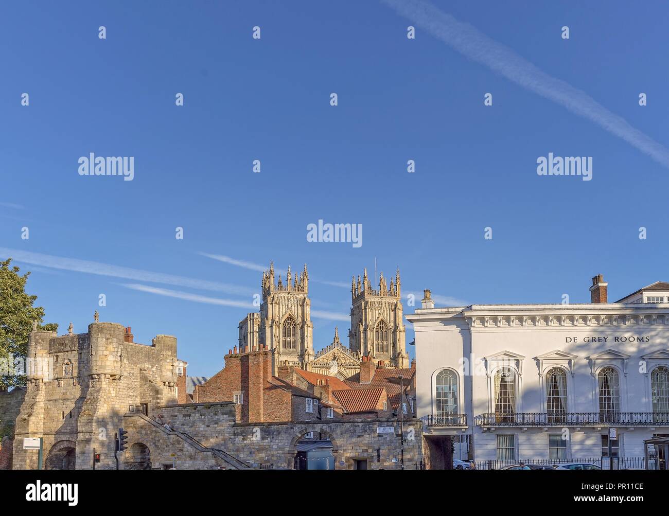 Les tours à l'ouest de York Minster se lever sur les toits des maisons. Les bâtiments historiques sont de chaque côté. Banque D'Images