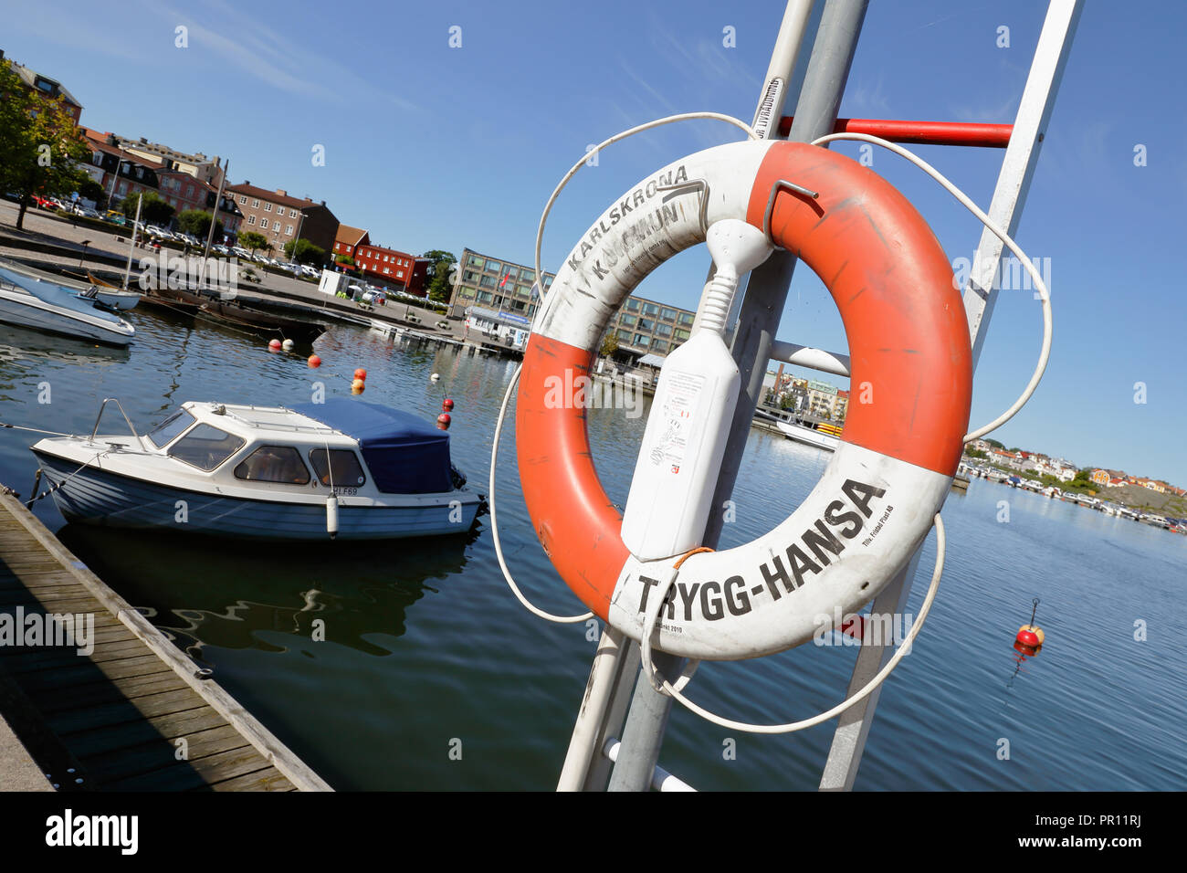Karlskrona, Suède - le 23 août 2018 : un rouge et blanc, symbole d'une bouée de sauvetage pour la compagnie d'assurance Trygg-Hansa dans le port pour bateaux de plaisance. Banque D'Images